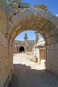 Utsikt gjennom den hvelvede inngangen til Xanthos-teatret inn i orkestergraven, og viser søyle og Harpy-grav, Xanthos, Tyrkia (bilde) av Roman
