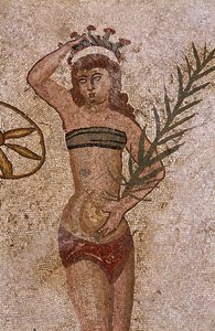 Unge romere engasjerte seg i fysiske øvelser. De bærer en lendeduk rundt nyrene og en strophium (ancetra av BH-en) på brystet. Et brød rundt nyrene. Palmegrenen de holder er et symbol på seier. Romersk mosaikk fra det 3. - 4. århundre av Vi av Roman