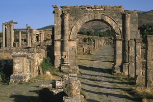 Kort, bue og Venus tempel (til venstre), High Imperial Period (27 BC-395 AD) av Roman Imperial Period