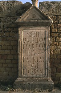 Stela med en inskripsjon på Sertius Market High Imperial Period (27 f.Kr.-395 e.Kr.) av Roman Imperial Period