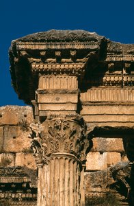 Temple of Bacchus, detalj av entablaturen, High Imperial Period 27 BC-395 AD foto av Roman Imperial Period