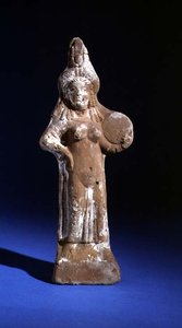 Statuett av gudinnen Isis som holder en tympanon (malt terrakotta) av Roman Period Egyptian