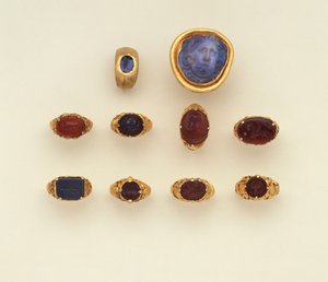 En romersk gull- og kalsedon dypring, en stor romersk blågrå kalsedon Medusa-hodekamé og et utvalg ringer, to ringer i Seljuk-stil (kalsedon) av Roman Roman