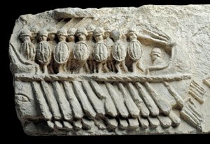 Bireme som bærer væpnede soldater (lavt relieff) av Roman Roman