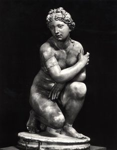 Crouching Venus, kopi av en gresk original fra det 3. århundre f.Kr. (marmor) (s/hvitt foto) av Roman Roman