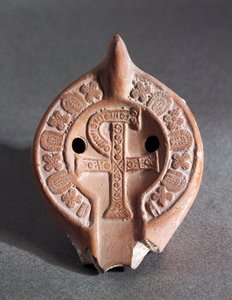 Dekorert lampe med Chi-Rho, terrakotta av Roman Roman