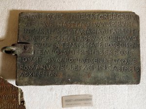 Dekret om porto på latin på bronseplate: det ble kunngjort 21. januar av Roman Roman