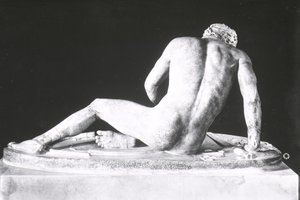 Dying Gaul, kopi av en gresk original fra ca. 230-220 f.Kr. av Epigonos (marmor) (s/hvitt foto) (sett bakfra) av Roman Roman