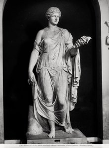 Kvinnestatue kalt Flora Farnese, 2.-3. århundre e.Kr. (marmor) (s/hvitt-bilde) av Roman Roman