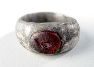 Fingerring med dyptrykk (sølv) av Roman Roman