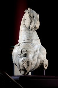Fremre del av en hest (marmor) (se også 371182 og 371183) av Roman Roman