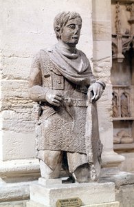Gallisk kriger under Romerriket (kledd i romersk stil), Lapidaire-museet, Avignon. av Roman Roman