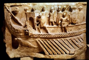 Lavromersk relieff som viser en birem. En krokodille kan sees under baugen. Vatikanet, Vatikanstaten, pavemonumenter, museer og gallerier. av Roman Roman