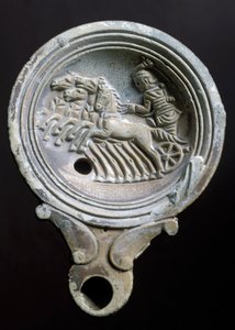Oljelampe som viser en racervogn med fire hester (terrakotta) av Roman Roman