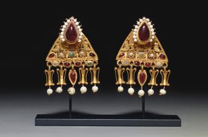 Et par øredobber, 2. - 3. århundre e.Kr. (gull, perler, granat og glass) av Roman Roman