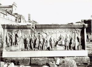 Pluteus av Trajan med skildringer av Institutio Alimentaria (marmor) (s/hvitt foto) av Roman Roman