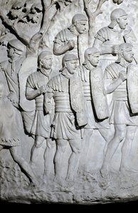 Romersk kunst: "" Romerske legionærer klar til kamp"" Form fra 1862 som gjengir basrelieffene av søylen til Trajan (søylen Trajane) (Colonna Traiana) i Roma bygget under keiser Trajans regjeringstid (53-117). Trajane-søylen minnes seieren av Roman Roman