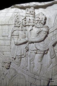 Romersk kunst: “” krigere som bærer den romerske ørnen (aquiliferes) ”” mold av 1862 som reproduserte bas-relieffene til søylen til Trajan (kolonne Trajane) (Colonna Traiana) i Roma bygget under regjeringen av Emperor Trajan (53-117) . Trajane-søylen til m av Roman Roman