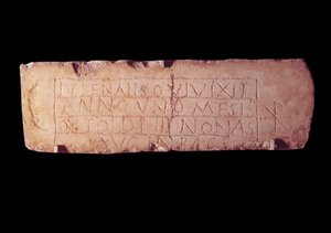 Romersk antikvitet: loculus plakett kalt Jubenalis, gravskrift av dødt barn. Fra katakombene i Roma. Paris, Louvre-museet av Roman Roman