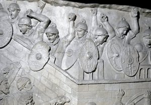 Romersk kunst: "" Romerske soldater til forsvar av en høyborg"" Form fra 1862 som gjengir basrelieffene av søylen til Trajan (søylen Trajane) (Colonna Traiana) i Roma bygget under keiser Trajans regjeringstid (53-117). Trajane-søylen til minne om vi av Roman Roman