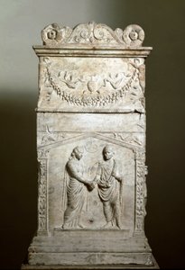 Romersk kunst: begravelsesalter som dekorerer scenen for et bryllup (Junctio dextrarum) - Lavrelieff - Roma, Museo Nazionale Romano - Ekteskapshåndtrykk (Junctio dextrarum) - Marmorrelieff, romersk kunst, fra begravelsesalteret til et ektepar - Roma, Museo av Roman Roman