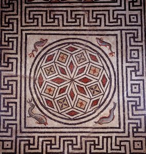 Romersk kunst: mosaikkdekorert av delfiner. Nimes, arkeologisk museum. av Roman Roman