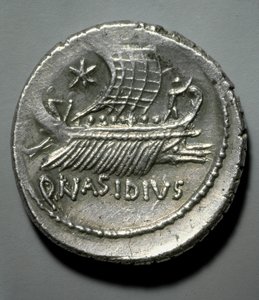 Romersk kunst: sølvmynt avbildet av en bysse utstyrt med et system for å styrte fiendtlige skip. Paris, B.N. Cabinet des Medailles av Roman Roman