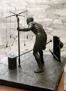 Romersk kunst: "" gromatikeren"" En landmåler (agrimeners) måler landet ved hjelp av en groma (gruma). Bronseskulptur. Roma, museum for romersk sivilisasjon av Roman Roman