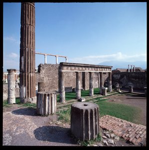 Romersk kunst: Utsikt over Apollo-tempelet på det arkeologiske området Pompeii (4. århundre f.Kr.-2. århundre f.Kr.) Italia av Roman Roman