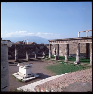Romersk kunst: Utsikt over Apollo-tempelet på det arkeologiske området Pompeii (4. århundre f.Kr.-2. århundre f.Kr.) Italia av Roman Roman