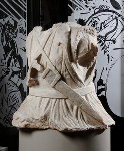 Skulptert overkropp av en kavalerist (marmor) (se også 371177) av Roman Roman