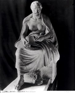 Sittende filosof, hodet antatt å være Demosthenes (384-322 f.Kr.) (lagt til senere) fra villa Montalto-Negroni (marmor) (s/hvitt foto) av Roman Roman