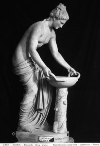 Statue som viser en Danaide (marmor) av Roman Roman