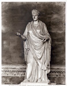 Statue av en vestalsk jomfru eller prestinne av Romulus (marmor) (s/hvitt-bilde) av Roman Roman