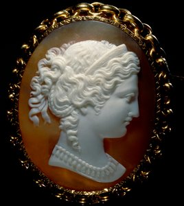 Portrett av en kvinnelig profil; cameo på sardoni, satt i gull
