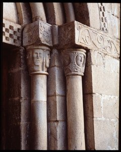 Kirkens hovedsteder av Romanesque