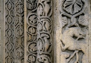 Dekorative detaljer av fasaden til basilikaen, tidlig på 1100-tallet (relieff) av Romanesque