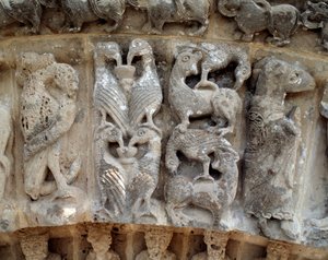 Detalj av skulpturer av sørportalen av Romanesque