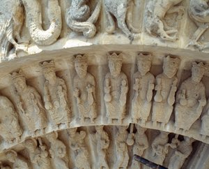 Detalj av skulpturer av sørportalen av Romanesque