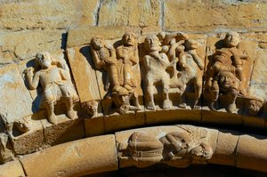 Fasade til kirken Saint Maria de Covet, Isona, Spania, detalj av Romanesque