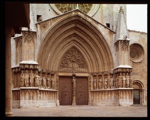 Gotisk kunst: detalj av den sentrale portalen til katedralen St. Thecle i Tarragona av Romanesque