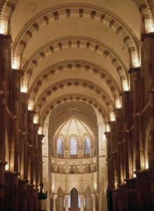Interiøret i katedralen i Vezelay av Romanesque