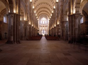 Interiør i Cathedrale de Vezelay (89): Skibet. av Romanesque