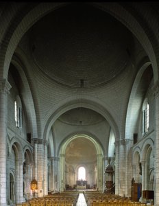 Innvendig utsikt over Cathedrale Saint Pierre (Saint Pierre) av Romanesque
