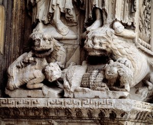 monstre. Utskåret støtte av en søyle av Romanesque