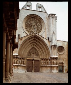 Romansk og gotisk kunst: fasaden til Cathedrale Sainte Thecle (Sainte-Thecle) i Tarragona av Romanesque