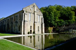 Romansk arkitektur: utvendig utsikt over smia til cistercienserklosteret Fontenay, Burgund, slutten av 1100-tallet (Abbey of Fontenay, Burgund, Frankrike: smia, slutten av 1100-tallet) av Romanesque