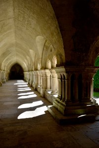 Romansk arkitektur: galleriet til klosteret til cistercienserklosteret Fontenay, Burgund av Romanesque