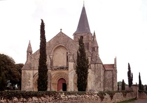Romansk arkitektur: utsikt over kirken Aulnay av Romanesque