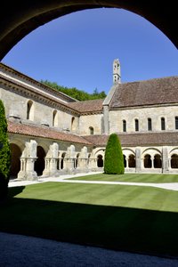 Romansk arkitektur: utsikt over klosteret og bygningene til cistercienserklosteret Fontenay, Burgund av Romanesque